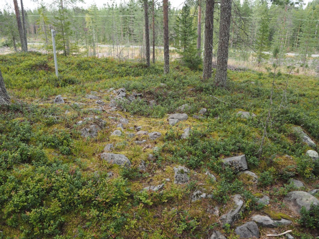 Oulu Rajakangas. Välittömästi jätinkirkon koillispuolella sijaitsee myös ”sakastiksi” kutsuttu röykkiö. Kuvattuna kohti pohjoista. Teemu Mökkönen 19.8.2020