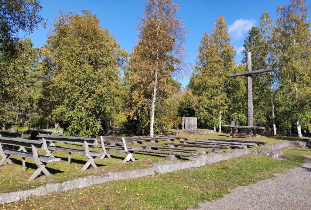 Kuva: Hailuoto Vanha kirkko. Vuonna 1968 palaneen 1620 valmistuneen kirkon paikalla on sijainnut kirkko jo keskiajalla. Paikalta on tutkittu 1400-luvun hautauksia. Kuvattuna kohti loillista. Päivi Pihlajärvi 9.6.2020