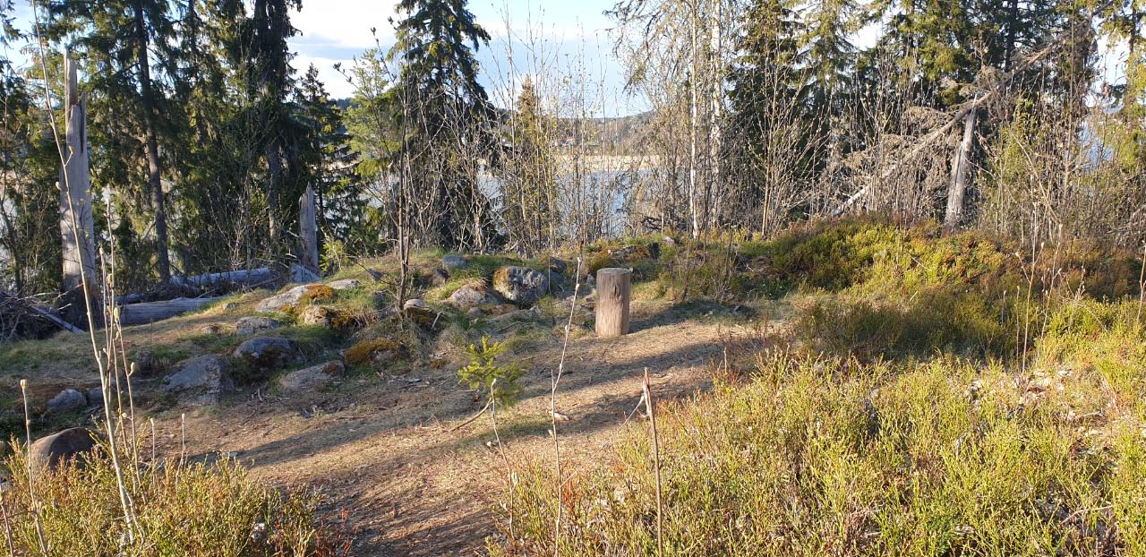 Kuva: Kappelinmäen kalmistoalueella oleva kivirakenne Teija Tiitinen 5.5.2020