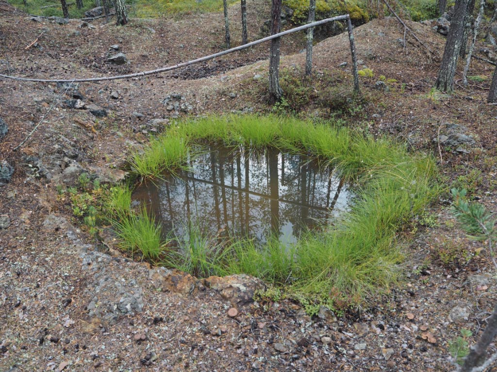 Kuva: Kolari, Juvakaisenmaa. Vedellä täyttynyt onkalo kaivantojen 4 ja 5 välillä. Teemu Mökkönen 21.8.2020