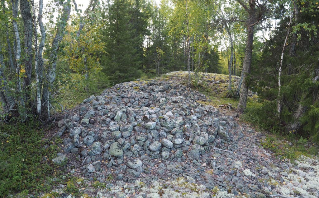 Tornio, Rakanmäki. Koillisosan pienempiä röykkiöitä. Kuvattu pohjoiseen. Teemu Mökkönen 28.8.2020