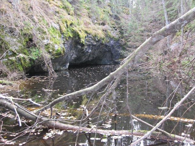 Kuva: Kalkkikivilouhos Kalkberg 1. Louhoksen NE-seinämän luola, NW-SE. Katja Vuoristo