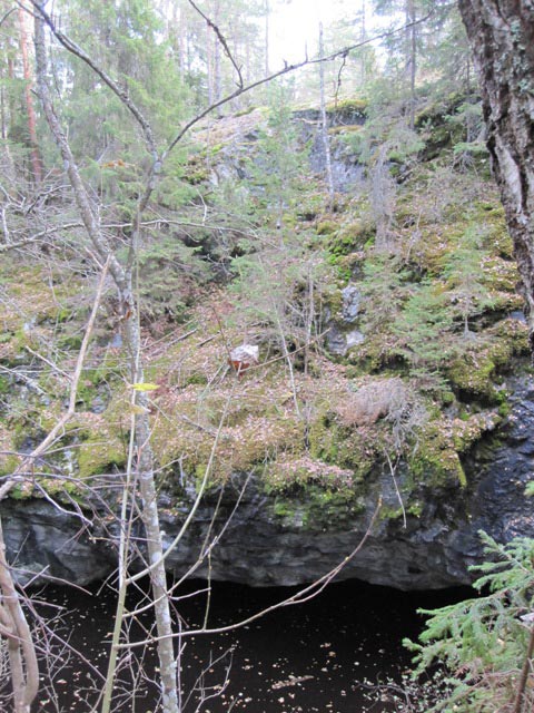 Kuva: Kalkkikivilouhos Kalkberg 1. Louhoksen NE-seinämä ja luola, SW-NE. Katja Vuoristo