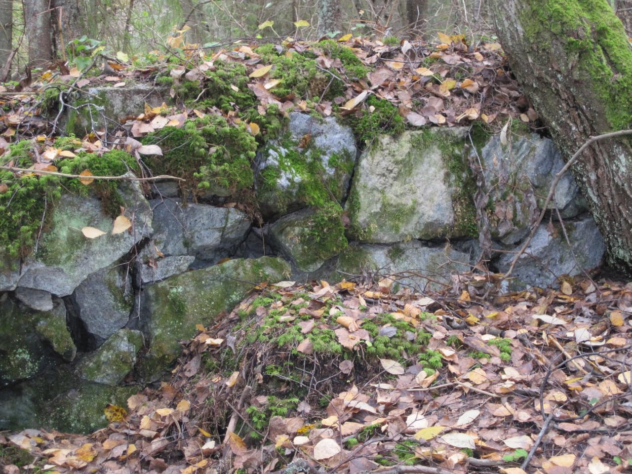 Kalkkikivilouhokseen liittyvä kivirakenne, lähikuva SE-seinämästä, NW-SE. Katja Vuoristo 