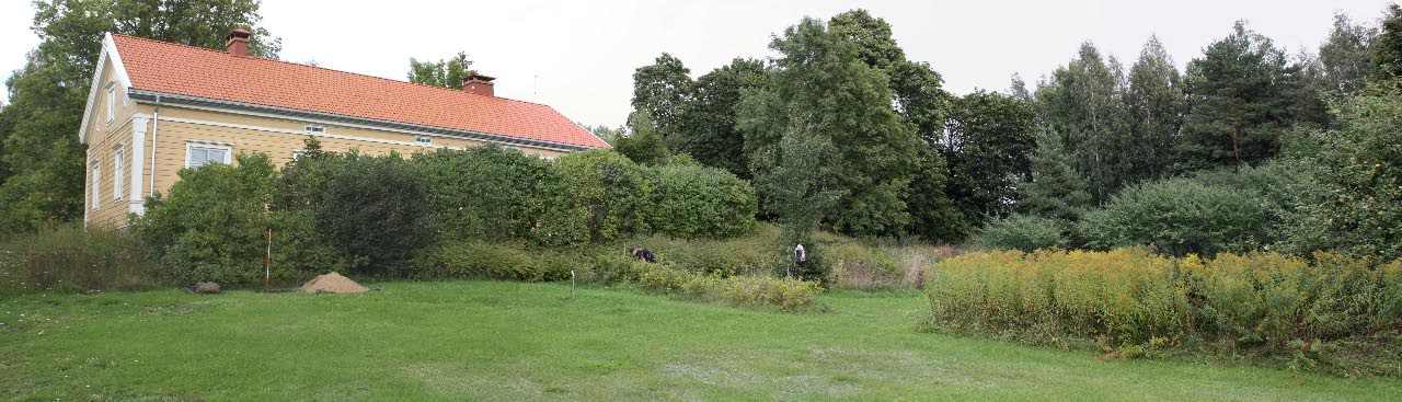 Kuva: Koekuoppa nro. 3 puutarhan yläosassa olevan kivipengerryksen vieressä, kuvattu etelästä. Janne Rantanen 2.9.2014
