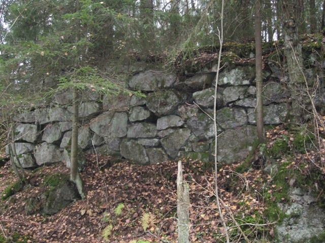 Kuva: Kalkkikivilouhos Kalkberg 2 D, kivistä rakennettua eteläseinämää. N-S. Katja Vuoristo 2011