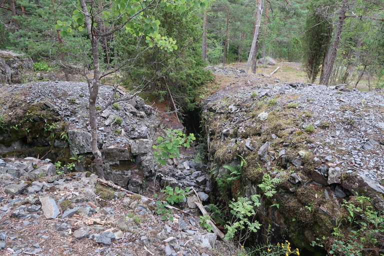 Kuva: Kuvassa näkyy kallioon luohittua hautaa sekä louhinnasta syntyneitä louhekivikasoja haudan ympäristössä. Helsingin kaupunginmuseo. CC BY 4.0 Heini Hämäläinen 6.8.2020