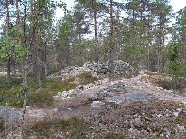 Kuva: Pronssikautinen röykkiö Isonsuonkalliolla. Satakunnan Museo. CC BY 4.0 Leena Koivisto 4.7.2019