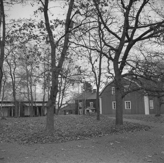 Kuva: Kuvassa kartanon pihaa ja rakennuksia, mm. uusklassistinen päärakennus, joka valmistunut vuonna 1817. Satakunnan Museo.CC BY 4.0 Raimo Seppälä 1956