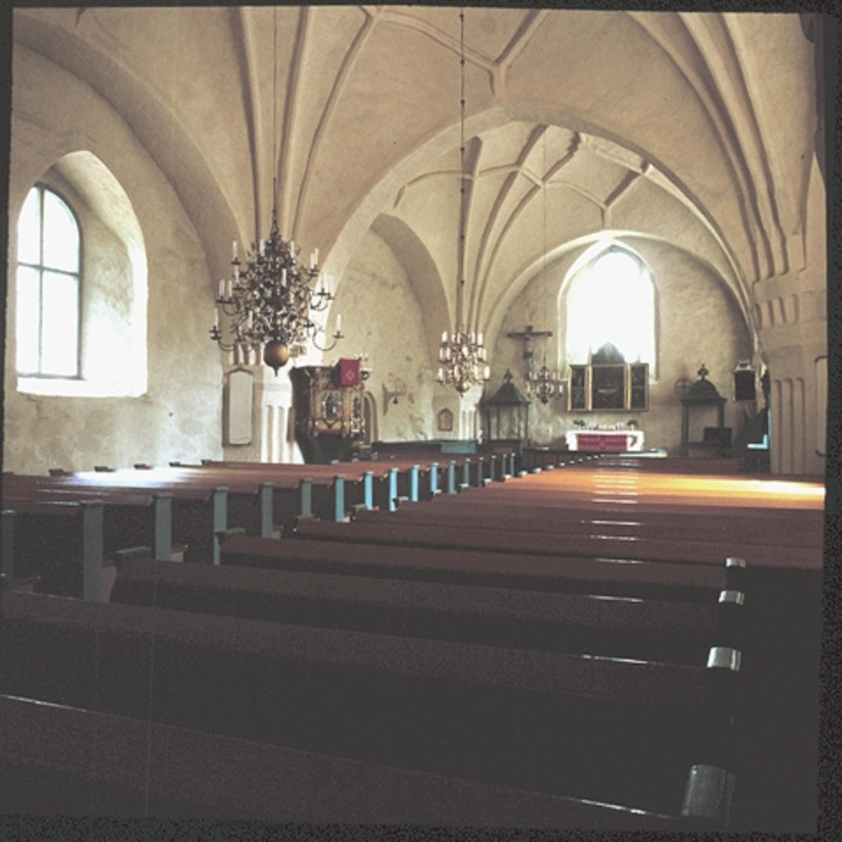 Kuva: Kirkkosali täysgoottilaisine tähtiholveineen kuoriin päin. P.O. Welin
