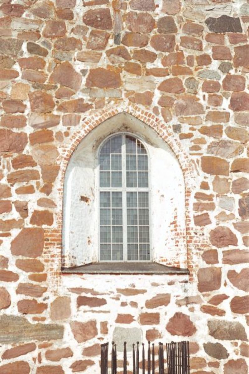 Kuva: Ulvila, kirkko, kuori-ikkuna ulkopuolelta. Tapio Olavi 1970
