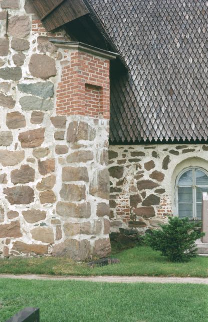 Kuva: Ulvila, kirkko, kirkon koillisnurkan kontrefori. Tapio Olavi 1970