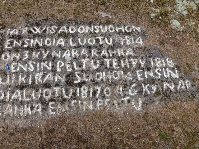 Kuva: Eurajoen Järvisadonpellon kalliohakkaus, liiduttu teksti. Satakunnan museo. CC BY 4.0 Leena Koivisto 5.5.2015
