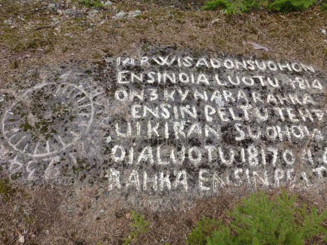 Kuva: Eurajoen Järvisadonpellon kalliohakkaus, liiduttu teksti sekä aurinkokello. Satakunnan museo. CC BY 4.0 Leena Koivisto 5.5.2015