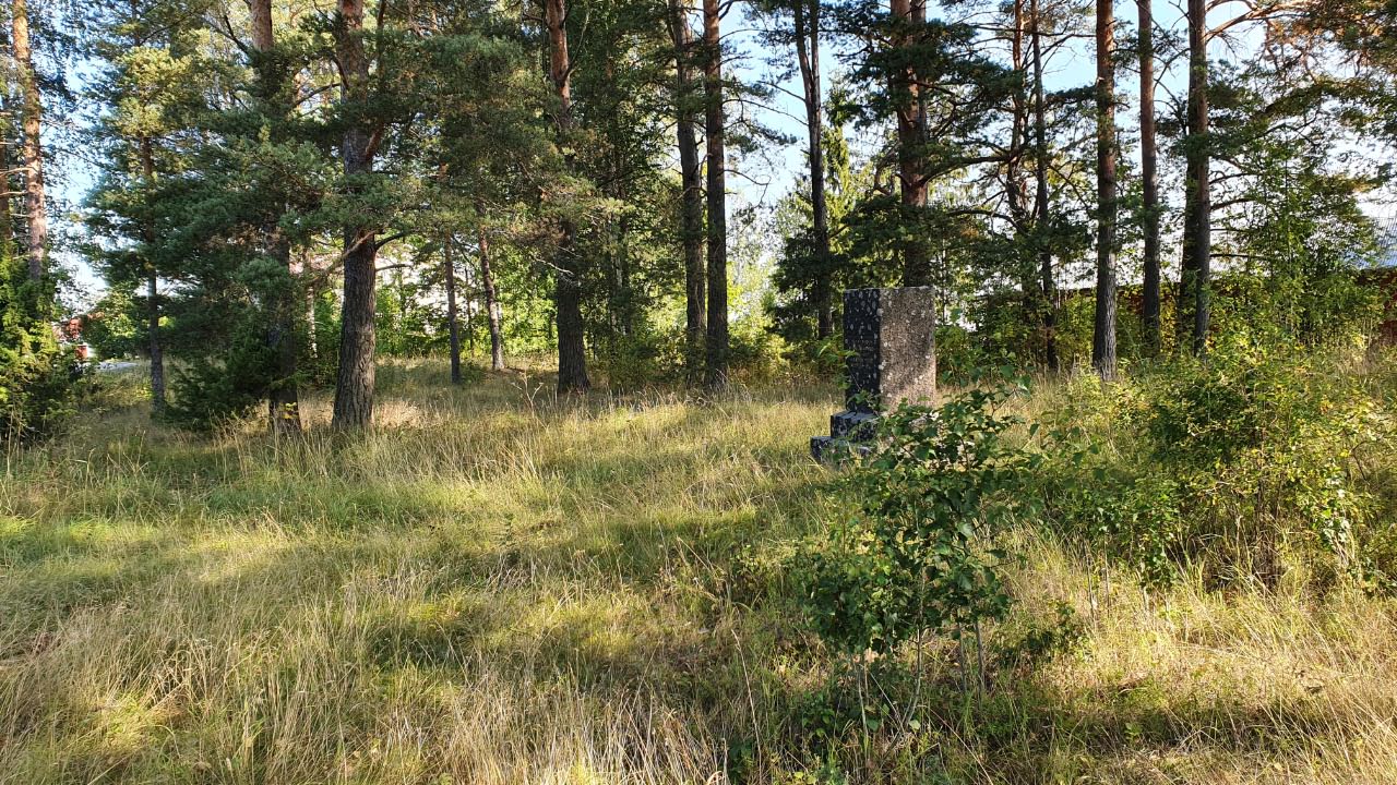 Kuva: Yleiskuva. Pukkilan vanhan kirkon paikalle pystytetty muistokivi näkyy taustalla. Sari Mäntylä-Asplund 28.08.2019