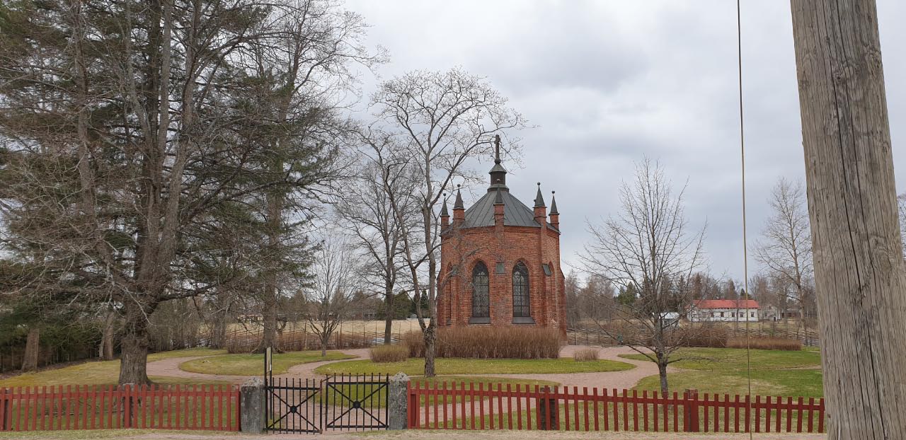 Kuva: Piispa Henrikin saarnahuoneen suojaksi vuonna 1857 tehty rakennus. Teija Tiitinen 27.4.2021