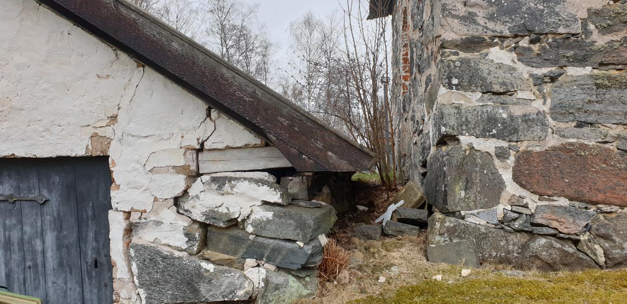 Kuva: Kivisakariston ja kivikellarin välillä oleva rako. Teija Tiitinen 27.4.2021