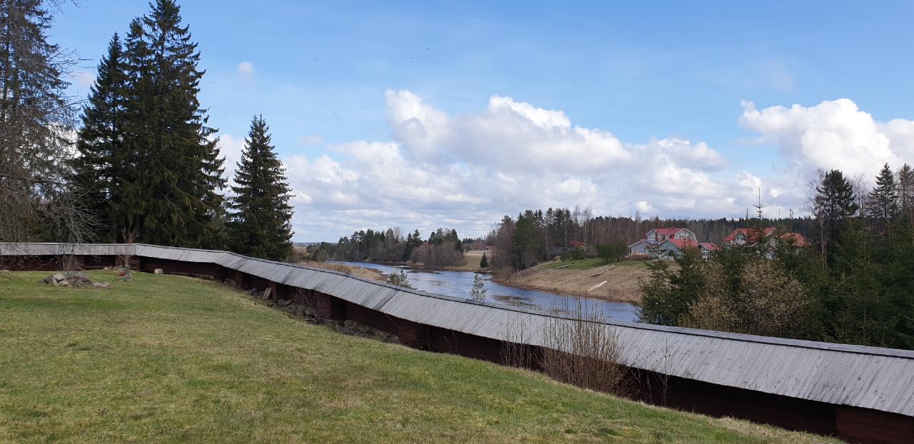 Kuva: Näkymää Vanhankirkon kirkkomaalle. Taustalla näkyy Loimijoki. Teija Tiitinen 27.4.2021