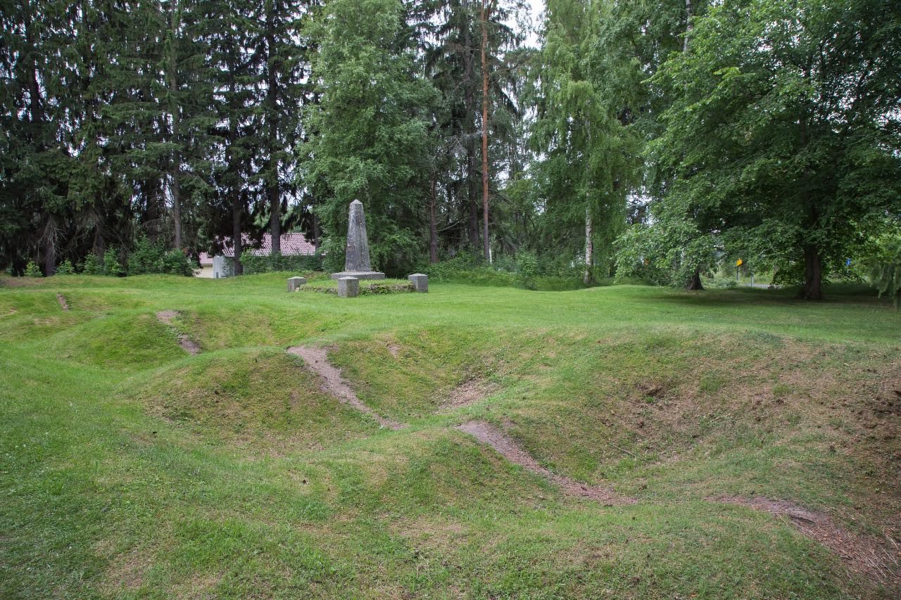 Kuva: Pälkäneen Kostianvirran lähellä taisteluun liittyviä kaivantoja muistomerkin läheisyydessä. Helena Ranta 24.7.2017