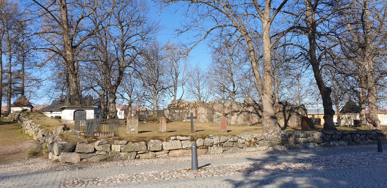 Kuva: Kirkonrauniot ja käytöstä poistunut hautausmaa etelästä. Teija Tiitinen 4.5.2021