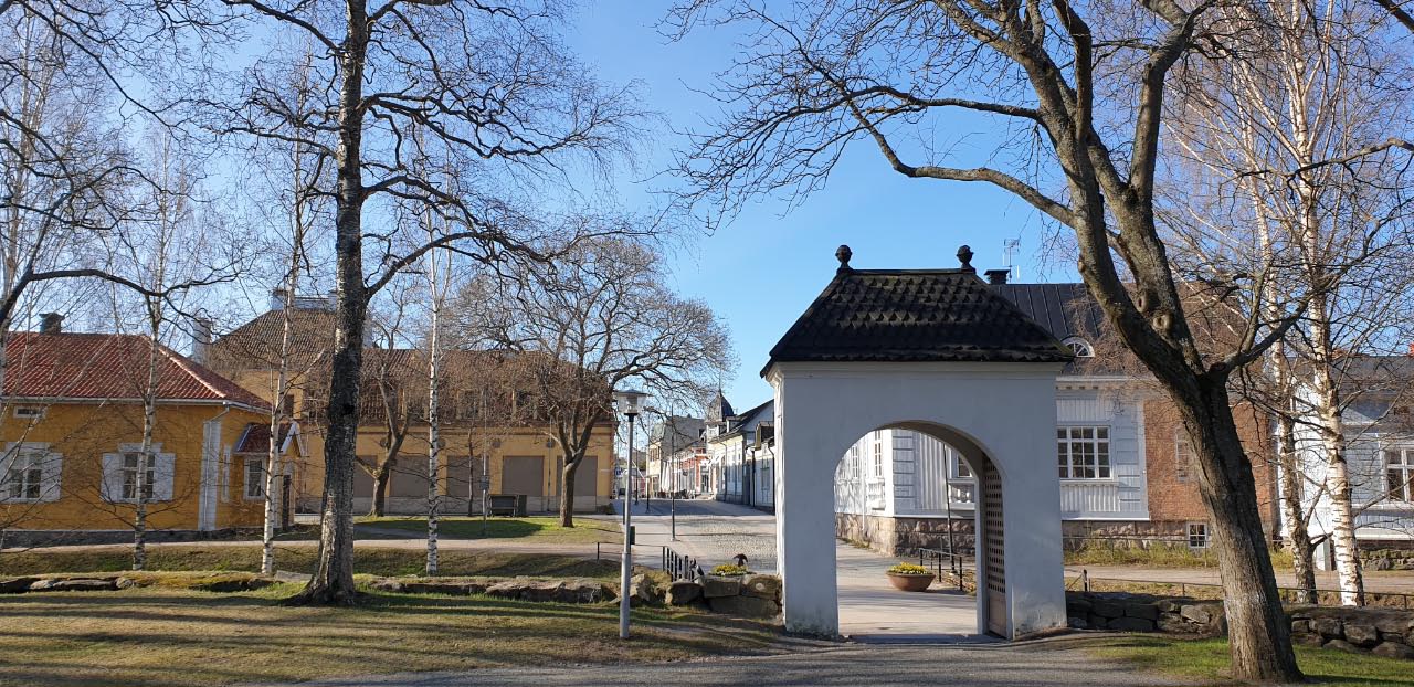 Näkymä kirkkomaalta Rauman vanhaan kaupunkiin. Teija Tiitinen 4.5.2021