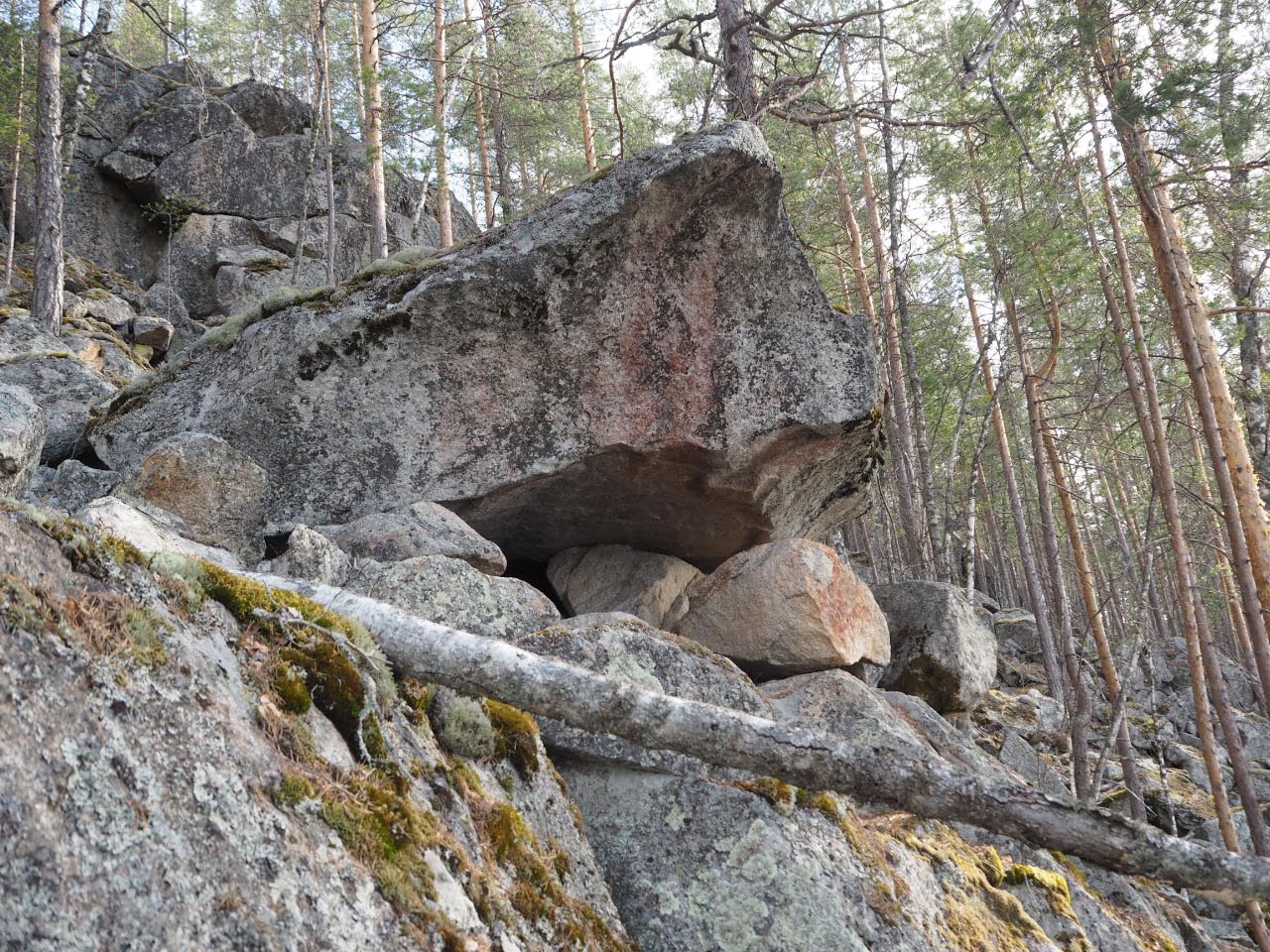 Enonkoski Kurtinvuori. Kalliomaalauksia siirtolohkareen luolalamaisessa osassa. Kuvattuna kohti koillista. Teemu Mökkönen 11.5.2021