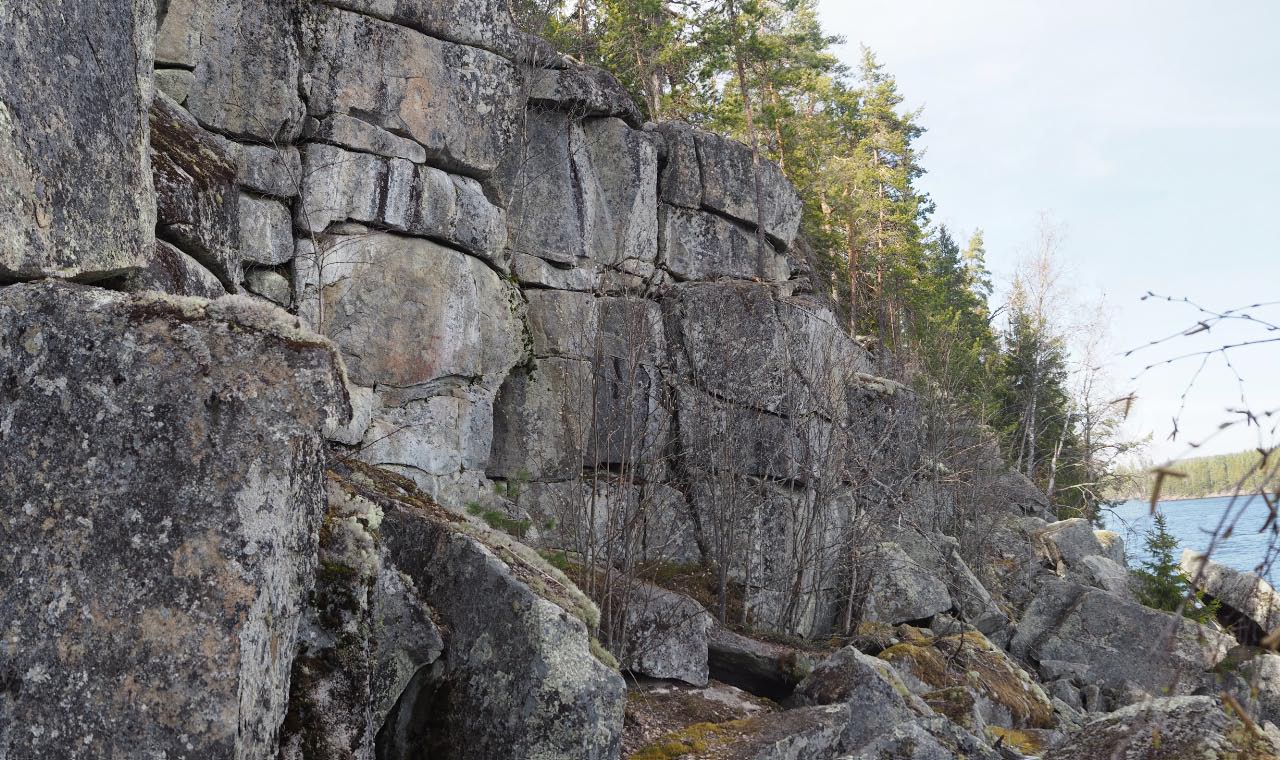 Kuva: Hirvensalmi Hahlavuori. Kalliomaalaus sijaitsee jyrjässä rantakalliossa (kuvassa vasemmalla puoliskolla). Kuvattuna kohti luodetta. Teemu Mökkönen 11.5.2021