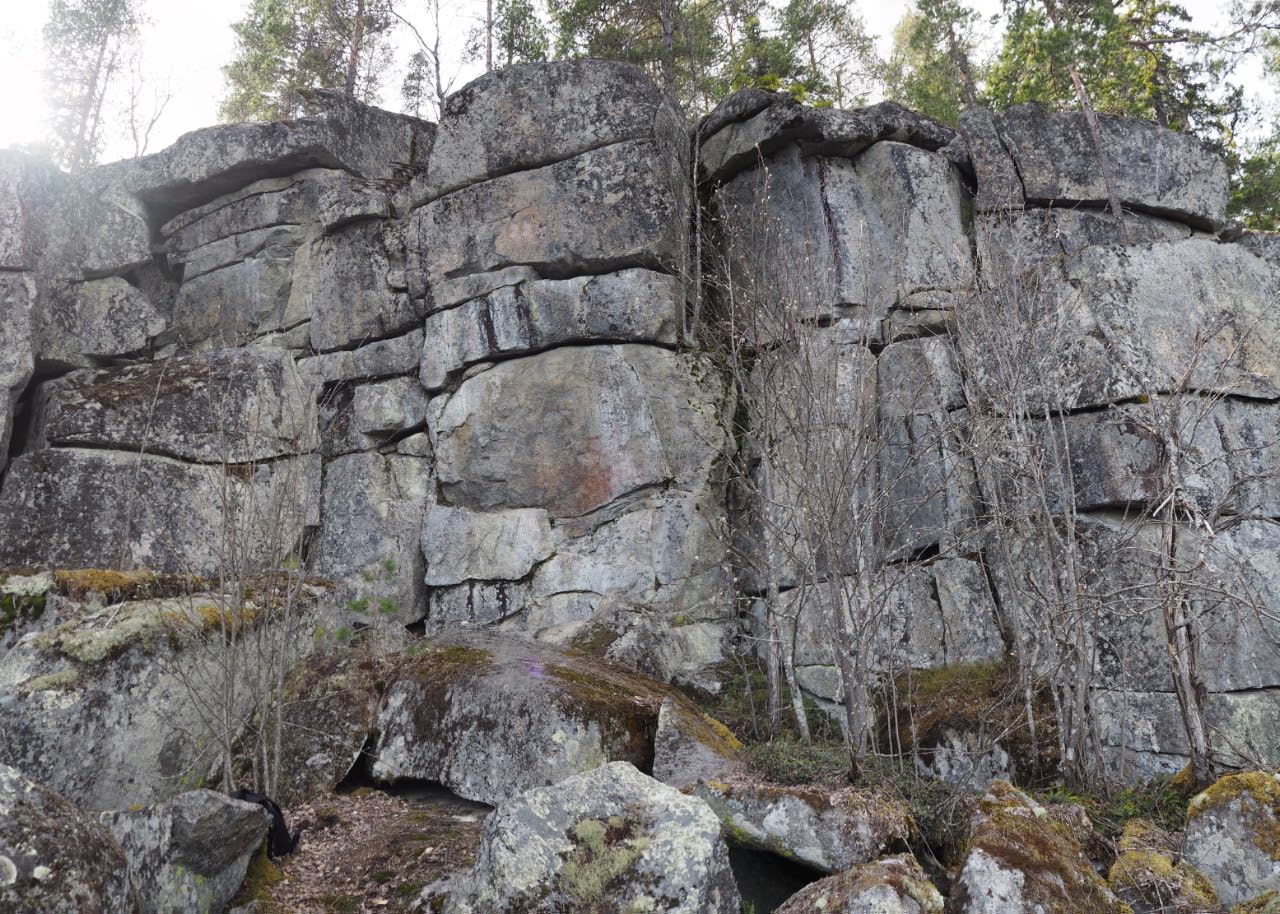 Kuva: Hirvensalmi Hahlavuori. Kalliomaalaus kuvattuna edestä kohti länttä. Teemu Mökkönen 11.5.2021