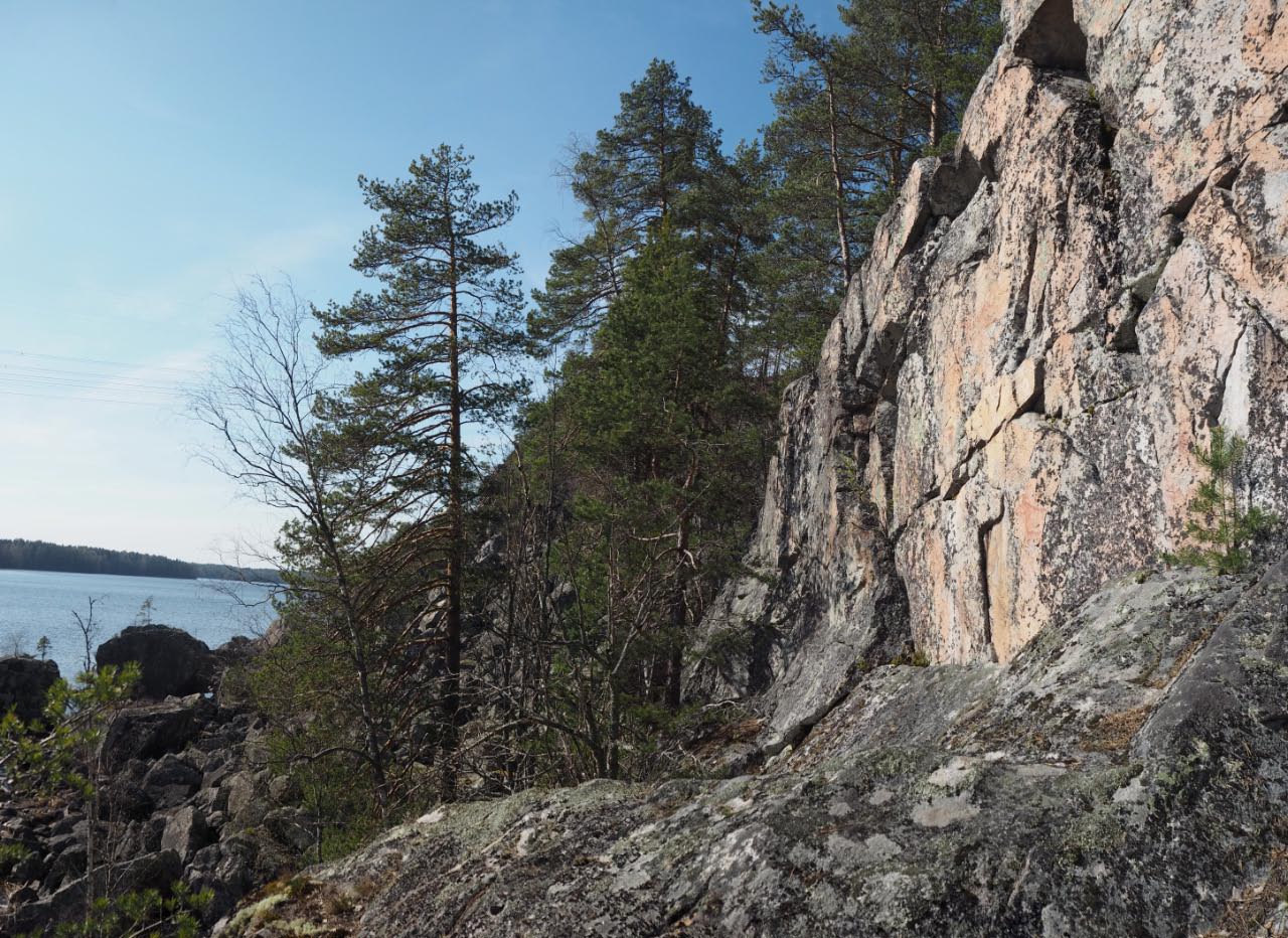 Kuva: Mikkeli Uittamonsalmi. Kuvakenttä 1 on saavutettavissa turvallisesti jalan. Kalliomaalaus sijaitsee pystysuorassa kalliossa kuvan oikealla puoliskolla. Kuvattuna kohti länttä. Teemu Mökkönen 11.5.2021
