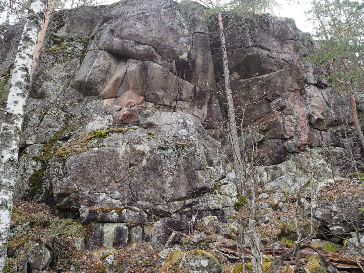Puumala Maksasaarenselkä. Yleiskuva kalliomaalauksesta kuvattuna kohti koillista. Teemu Mökkönen 10.5.2021