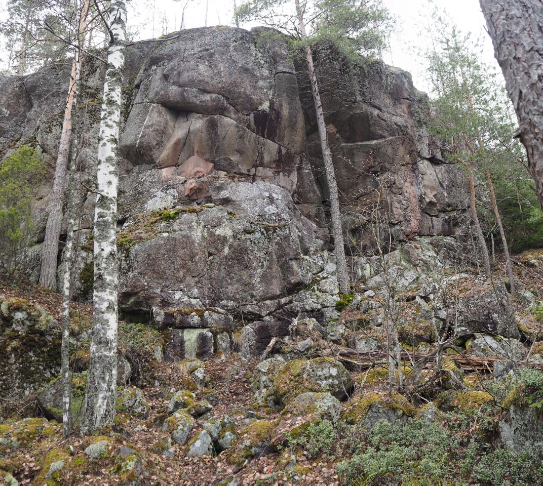 Puumala Maksasaarenselkä. Yleiskuva kalliomaalauksesta kuvattuna kohti koillista. Teemu Mökkönen 10.5.2021