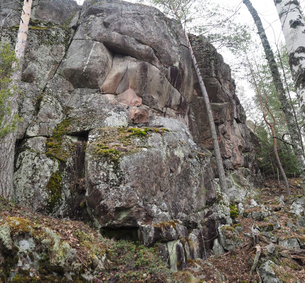 Puumala Maksasaarenselkä. Yleiskuva kalliomaalauksesta kuvattuna kohti itää. Teemu Mökkönen 10.5.2021