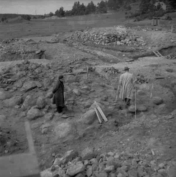 Kuva: Rautakautisen kalmiston tutkimuksia Urjalassa. Pirkanmaan maakuntamuseo. CC BY 4.0 Pekka Kosonen 1953