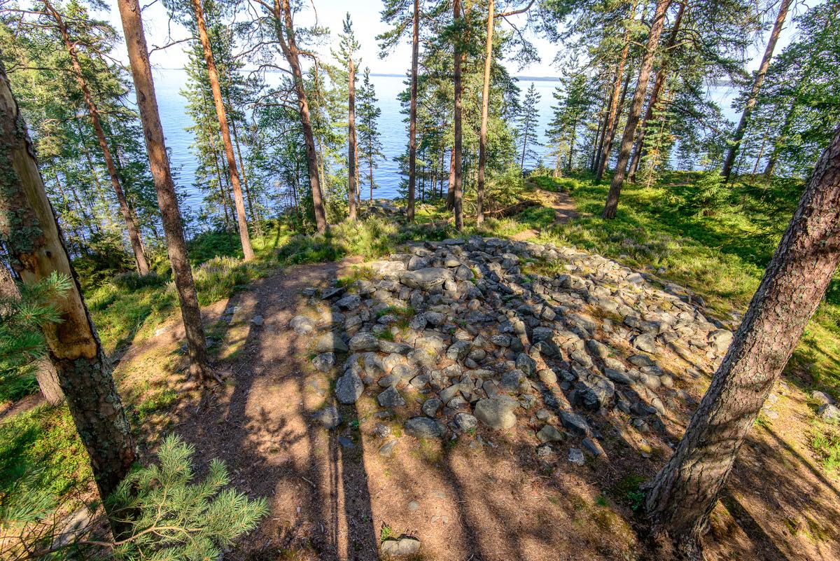 Kuva: Toinen Reuharinniemin lapinraunioista kauniissa maisemassaan. Yleiskuva. Vesa Laulumaa 2015