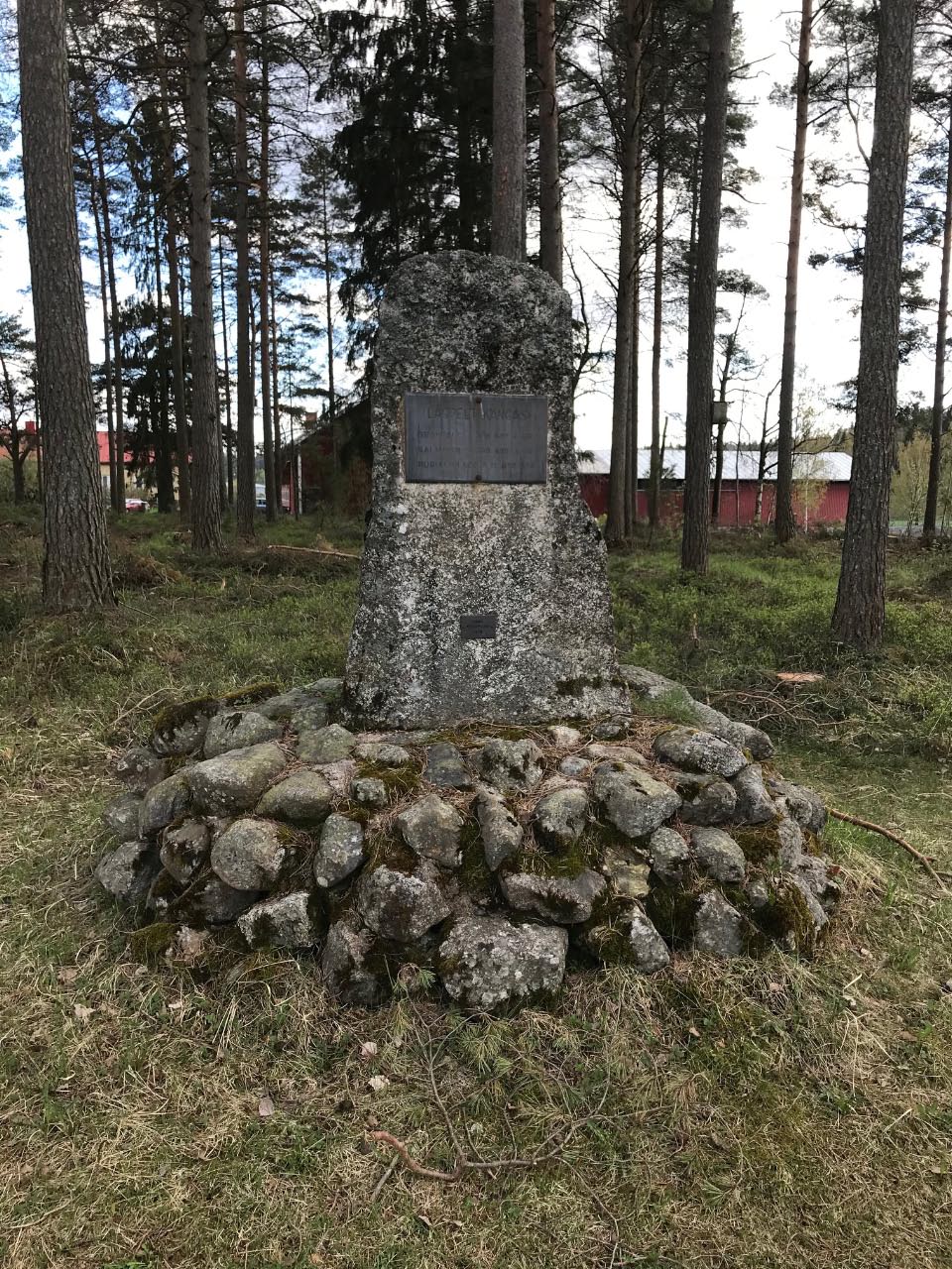Kuva: Muinaisjäännösalueella sijaitseva muistomerkki. Satu Mikkonen-Hirvonen 18.5.2021