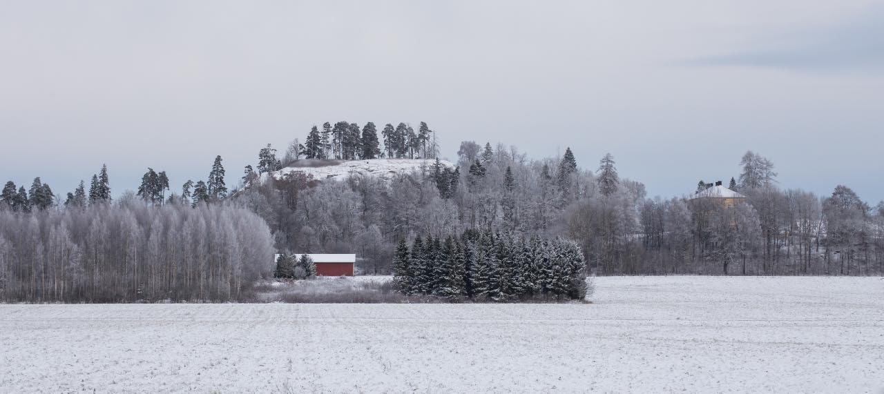 Hakoistenlinna lumipeitteessä, yleiskuva lounaasta. Helena Ranta 7.12.2017