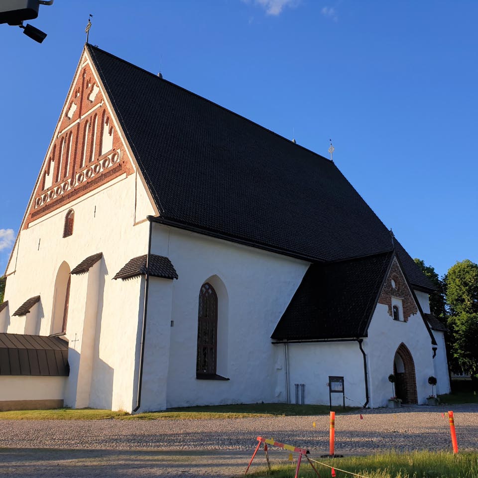 Kuva: Kirkko kuvattuna lounaasta. Porvoon museo – Itä-Uudenmaan alueellinen vastuumuseo. CC BY 4.0 Riikka Mustonen