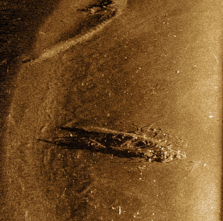Kuva: Lehmäsaaren länsirannan hylky 2 viistokaikuluotauskuvassa. Kuvan yläreunassa näkyy Lehmäsaaren länsirannan hylky 1, joka on hylyn 2 eteläpuolella. Päivi Pihlanjärvi ja Jesse Jokinen, Museovirasto 2021
