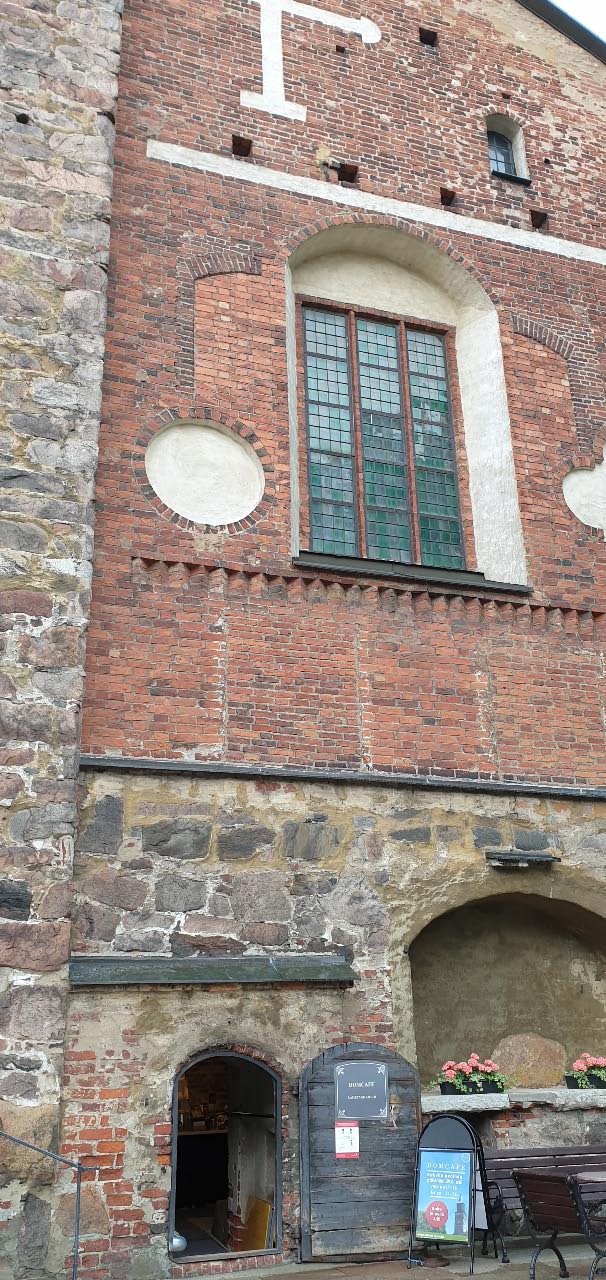 Kuva: Tuomiokirkon länsiseinämää. Eri ikäiset rakennusvaiheet näkyvät seinän rakenteessa ja rakennusmateriaaleissa. Teija Tiitinen 23.6.2021