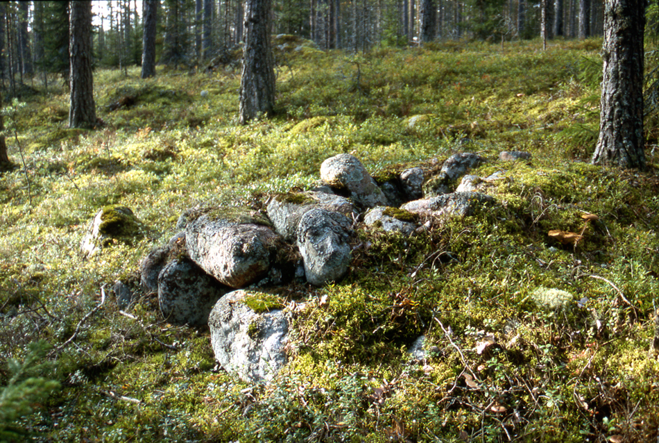 Kuva: Vironniemellä oleva kiviuuni. Kymenlaakson museo CC BY Marita Kykyri 10.9.2003