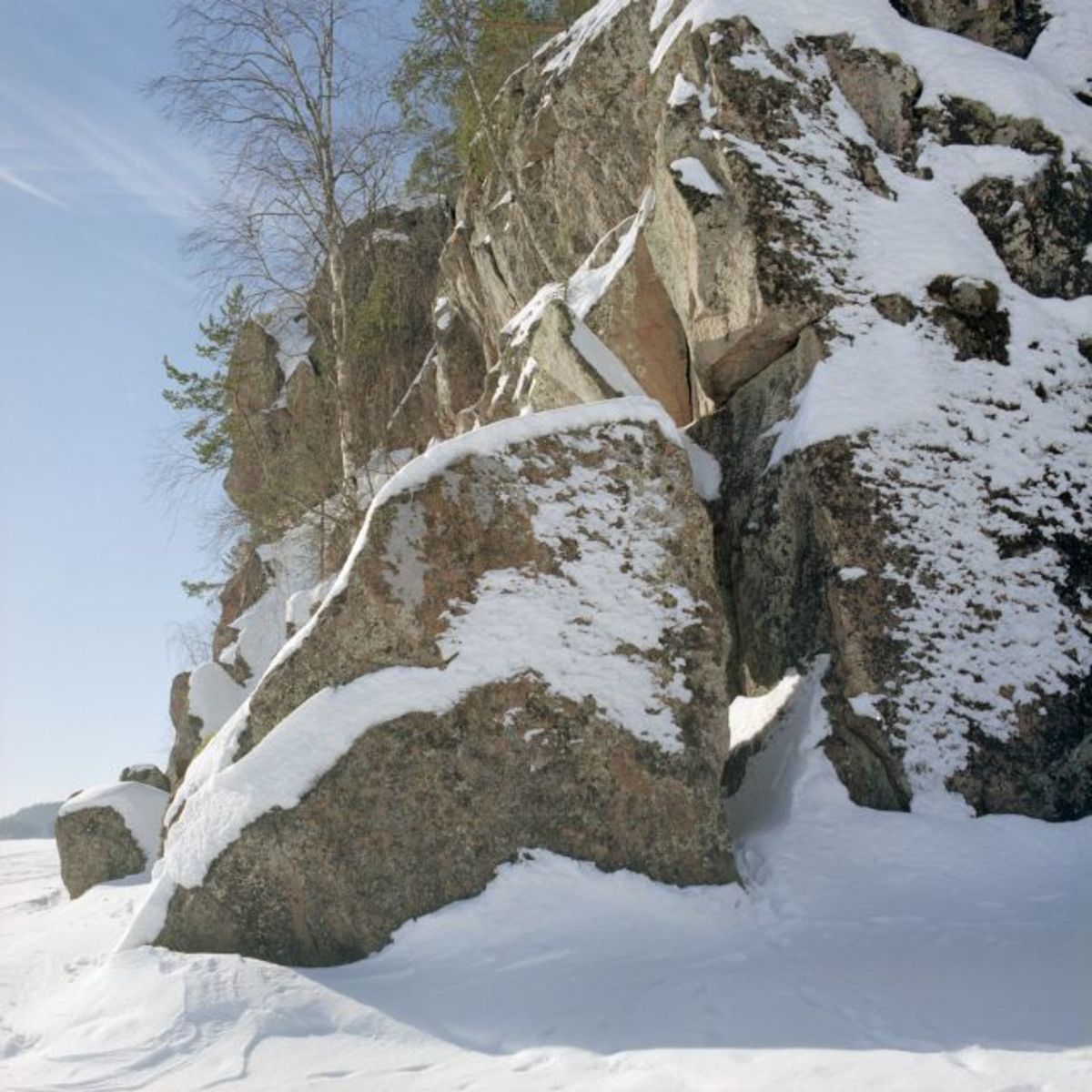 Kuva: Iitin Kelloniemen Haukkavuoren kalliomaalaus, näkymä kohti maalauskalliota, yleiskuva Ismo Luukkonen 2004
