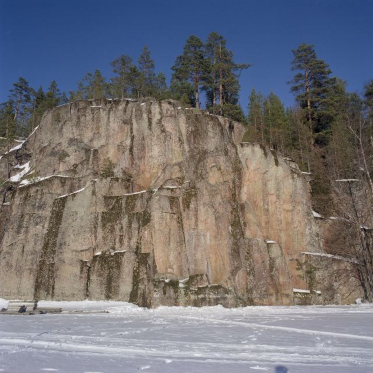Kuva: Iitin Kotojärven Haukkavuoren kalliomaalaus, näkymä kohti maalauskalliota, yleiskuva Ismo Luukkonen 2004