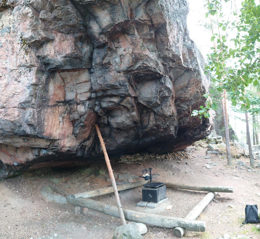 Mäntyharju, Haukkavuori. Kalliomaalausalue Haukkavuori III sijaitsee puoliluolan suuaukolla tasaisella sisään viistolla kalliopinnalla(kuvassa vasemmalla). Kuvattu kohti kaakkoa. Teemu Mökkönen 29.7.201