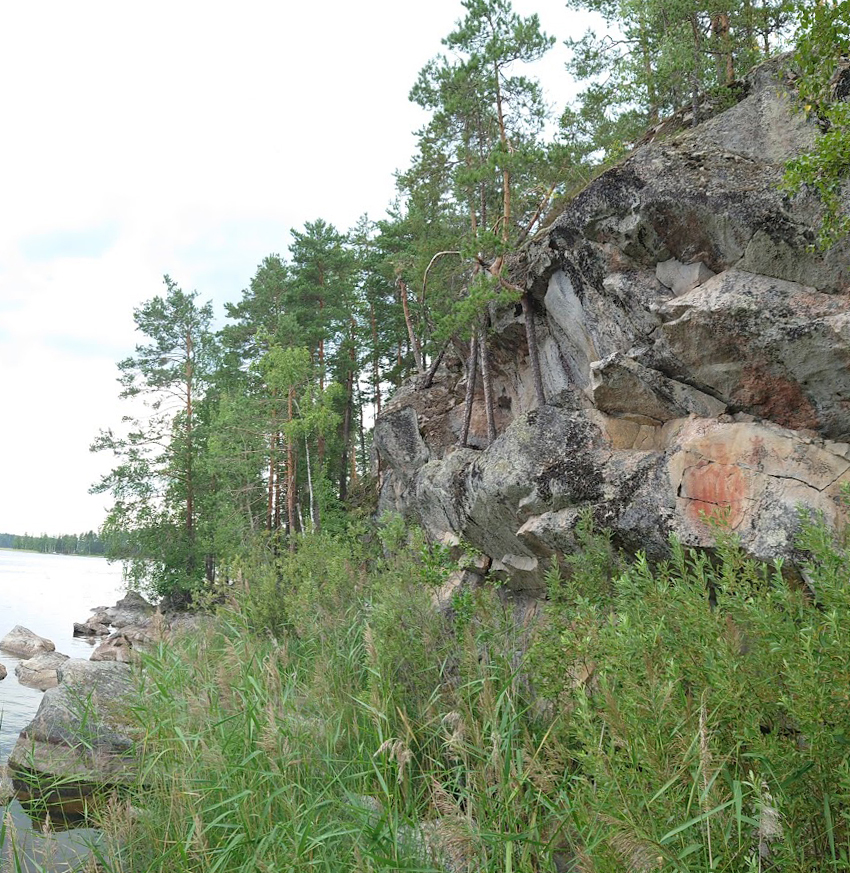 Kuva: Ruokolahti, Kolmiköytisienvuori. Kalliomaalaus sijaitsee länteen katsovassa rantakalliossa. Kuvattuna kohti koillista. Teemu Mökkönen 28.7.2021