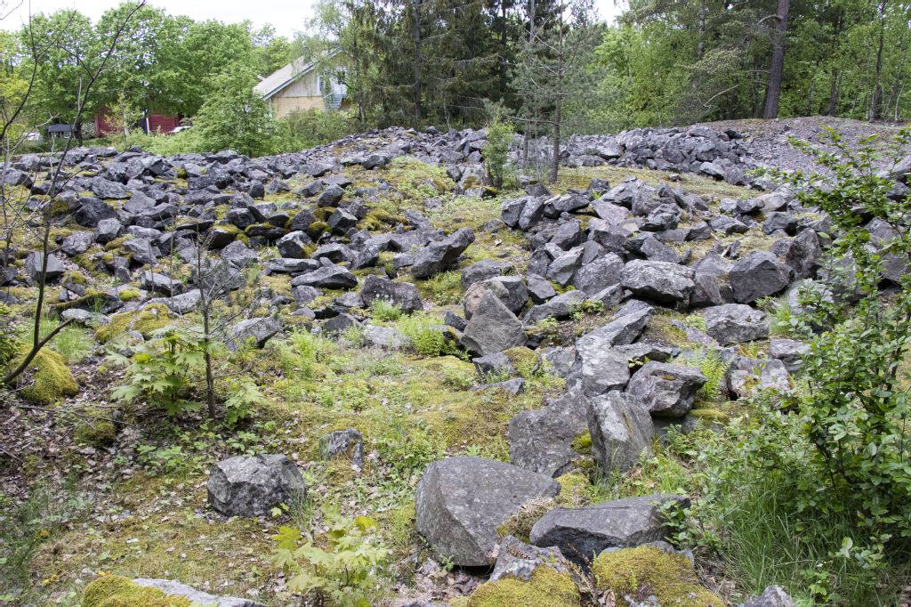 Kuva: Silvolan - Sillbölen kaivos. Louhinnassa syntyneitä kivikasoja. Vantaan kaupunginmuseo. CC BY 4.0 Stella Karlsson 28.5.2021