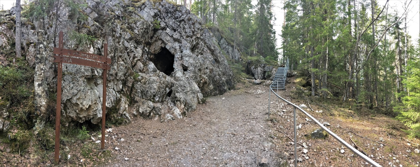 Kuva: Pisavuoren pohjoispäässä ulkoilureitin varrella sijaitseva luola kuvattuna kohti kaakkoa. Kuopion kulttuurihistoriallinen museo. CC BY 4.0 Tytti Räikkönen 25.5.2020