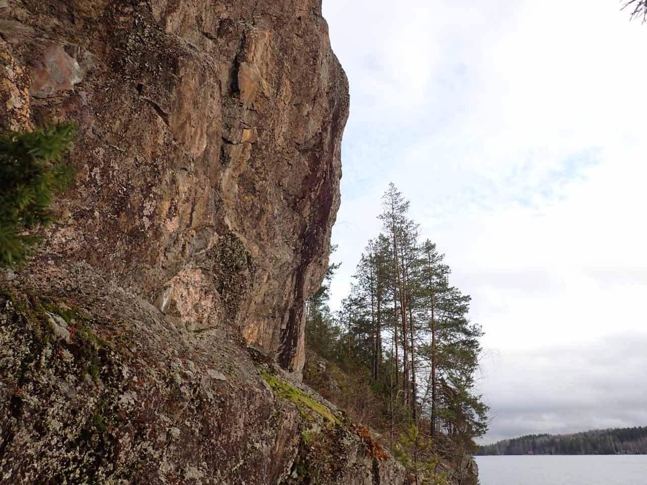 Kuva: Kalliomaalaus pystysuorassa kallioseinämässä Ruotsalainen -järven rannalla. Lahden museot / Päijät-Hämeen alueellinen vastuumuseo. CC BY 4.0 Hannu Poutiainen 4.11.2020