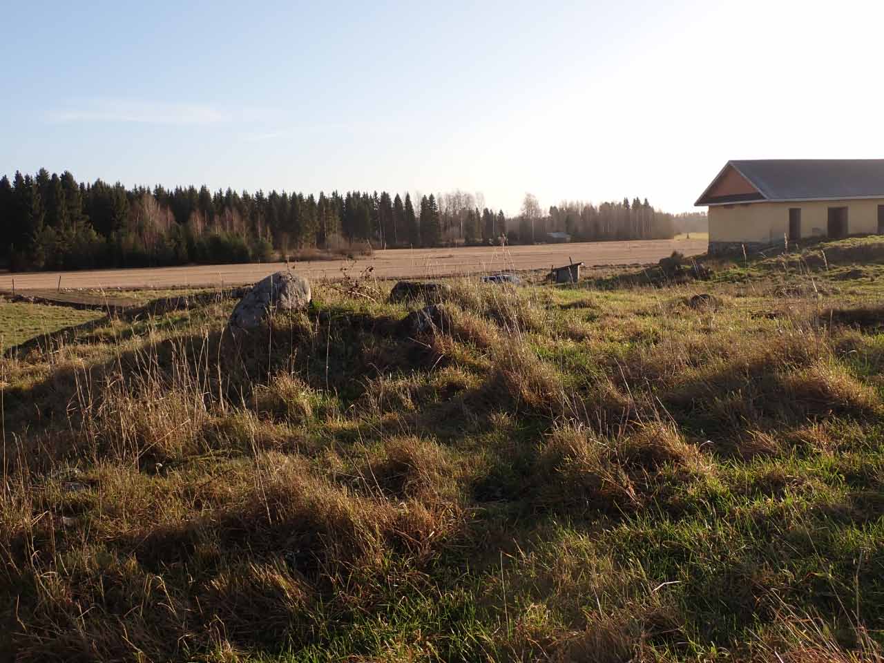 Kuva: Turvettuneita röykkiöitä historiallisella kylätontilla. Samalla alueella on ainakin neljä kuppikiveä. Lahden museot / Päijät-Hämeen alueellinen vastuumuseo. CC BY 4.0 Hannu Poutiainen 6.11.2020