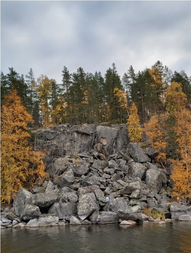 Kuva: Heinävesi, Vierunvuori. Lähestymiskuva kalliomaalausseinämästä. Metsähallitus. CC BY 4.0 Tanja Tenhunen 1.10.2021