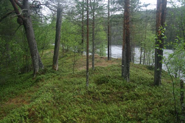 Kuva: Itäisemmän koekuopan kohta etualalla oikealla, koillisesta. Metsähallitus. CC BY 4.0 Sami Viljamaa 2013